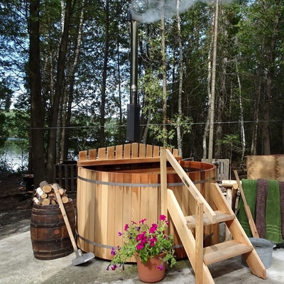 Sitio de la sauna de Cedar Wood Hot Tub Steam con la estufa ardiente de madera