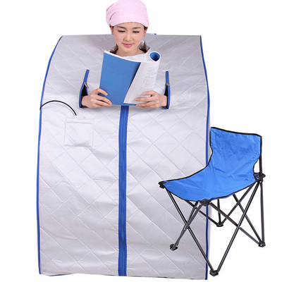 1 balneario interior de las personas utiliza la sauna portátil infrarroja con la silla plegable