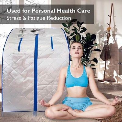1 balneario interior de las personas utiliza la sauna portátil infrarroja con la silla plegable