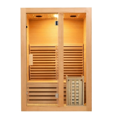 Madera de la cicuta un sitio de vapor de la sauna de la persona tradicional