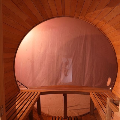 Sauna de barril de cedro rojo de madera maciza tradicional al aire libre con vista panorámica
