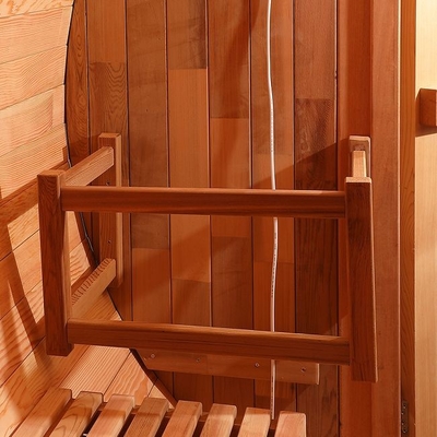 Sauna de barril de cedro rojo de madera maciza tradicional al aire libre con vista panorámica
