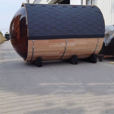 Sauna de barril de cedro rojo de madera maciza tradicional al aire libre con vista panorámica
