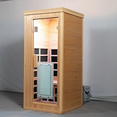 Persona infrarroja lejana del sitio uno de la sauna del espectro completo de madera canadiense de la cicuta