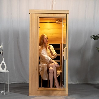 Persona infrarroja lejana del sitio uno de la sauna del espectro completo de madera canadiense de la cicuta