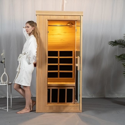 Persona infrarroja lejana del sitio uno de la sauna del espectro completo de madera canadiense de la cicuta
