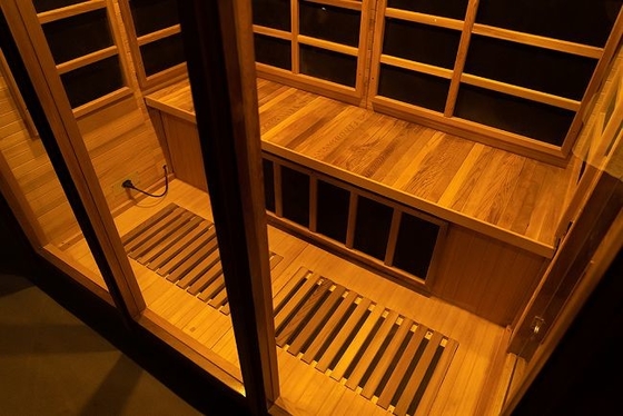 Sitio infrarrojo lejano de madera sólido interior de la sauna del carbono de 4 personas con la puerta de cristal