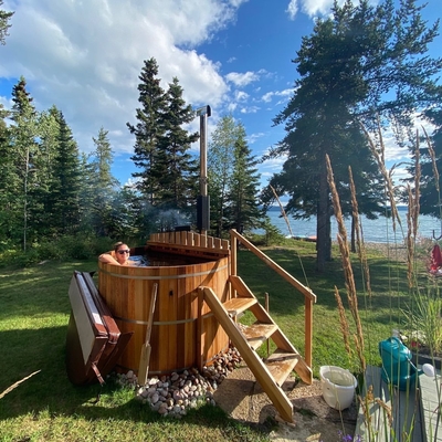Sitio de la sauna de Cedar Wood Hot Tub Steam con la estufa ardiente de madera
