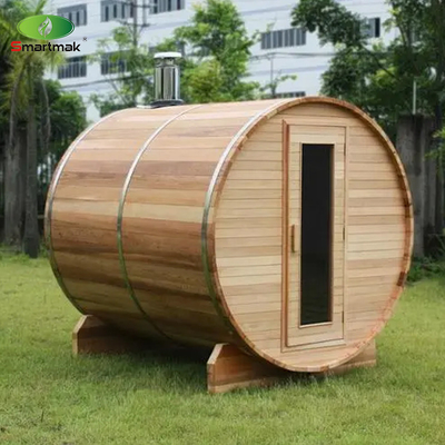 Sauna al aire libre con barril de madera de cedro usado en el jardín del patio del bosque