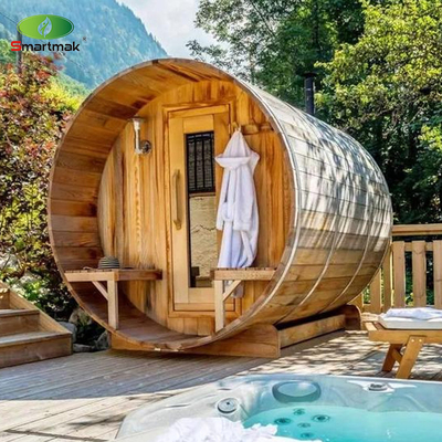 Sauna al aire libre con barril de madera de cedro usado en el jardín del patio del bosque