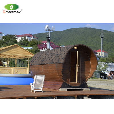 Sauna al aire libre con barril de madera de cedro usado en el jardín del patio del bosque