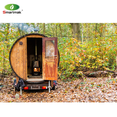 Sauna al aire libre con barril de madera de cedro usado en el jardín del patio del bosque